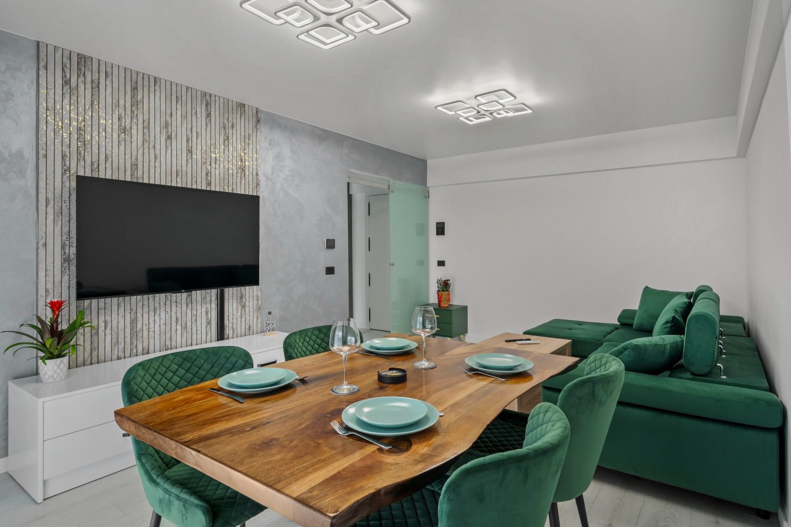 Living luminos și primitor în apartamentul The Green Oasis